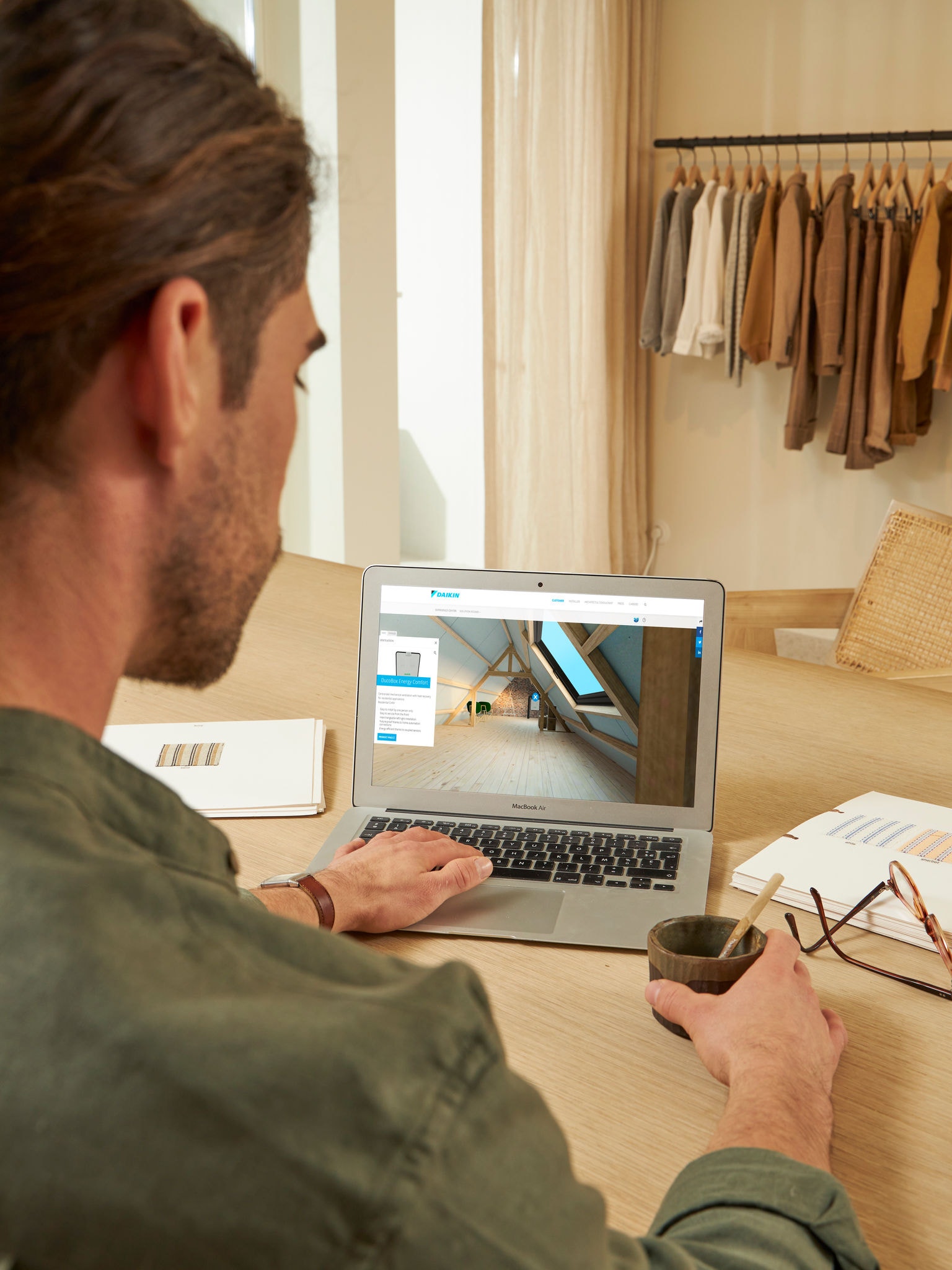 Muškarac na laptopu razgleda mogućnosti za ventilaciju prikazane u Virtual Experience centru