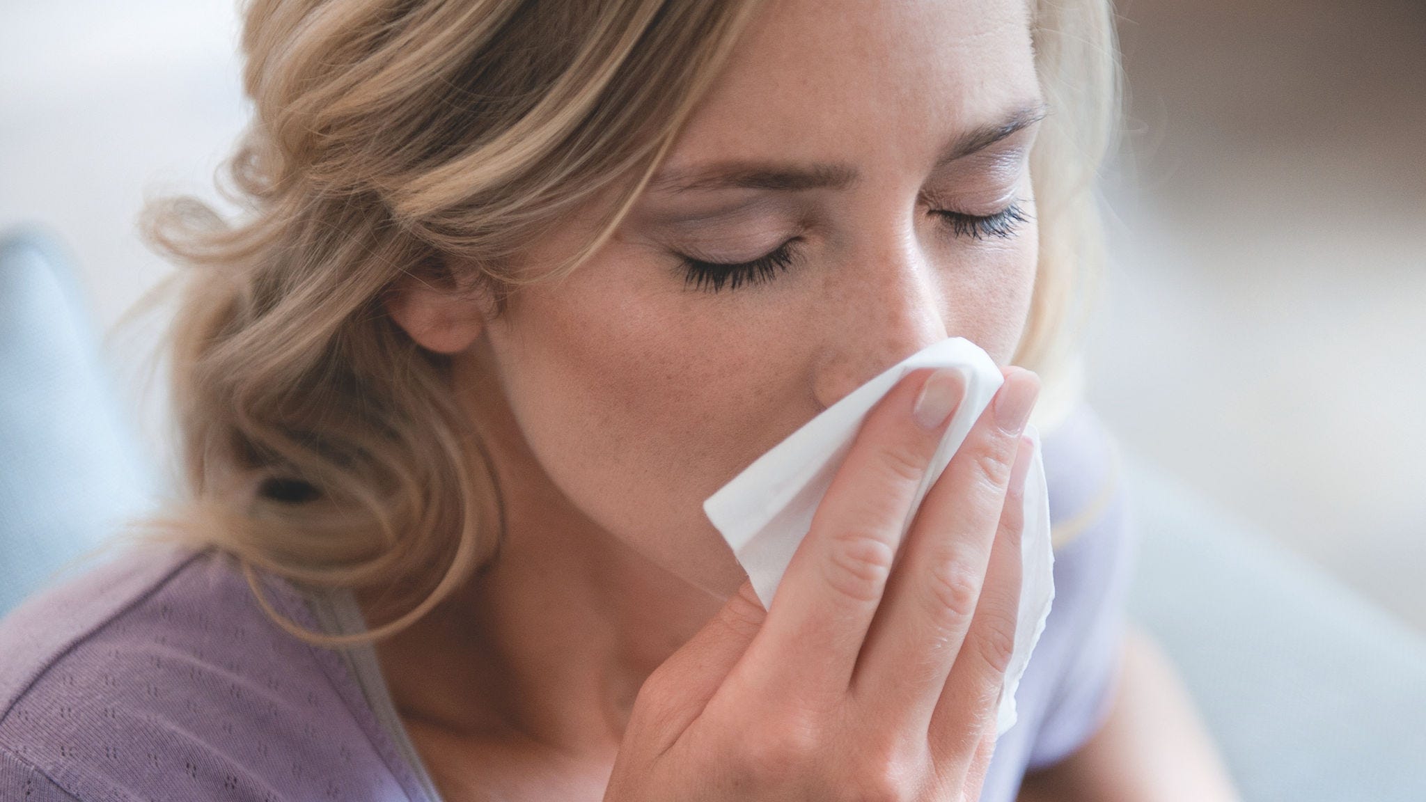 Žena duva nos zbog alergije na polen