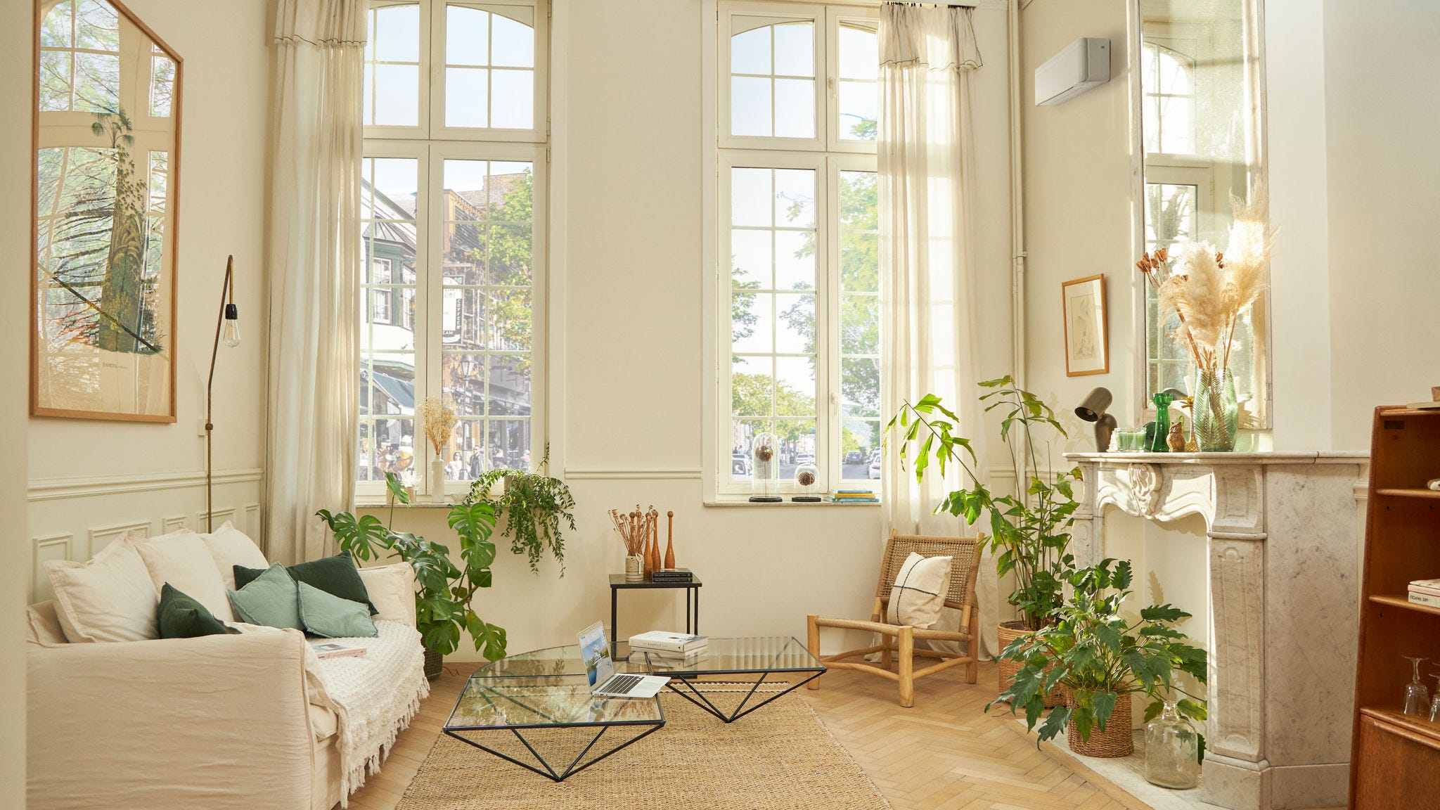 Lepo uređen dnevni boravak sa belim zidnim klima-uređajem