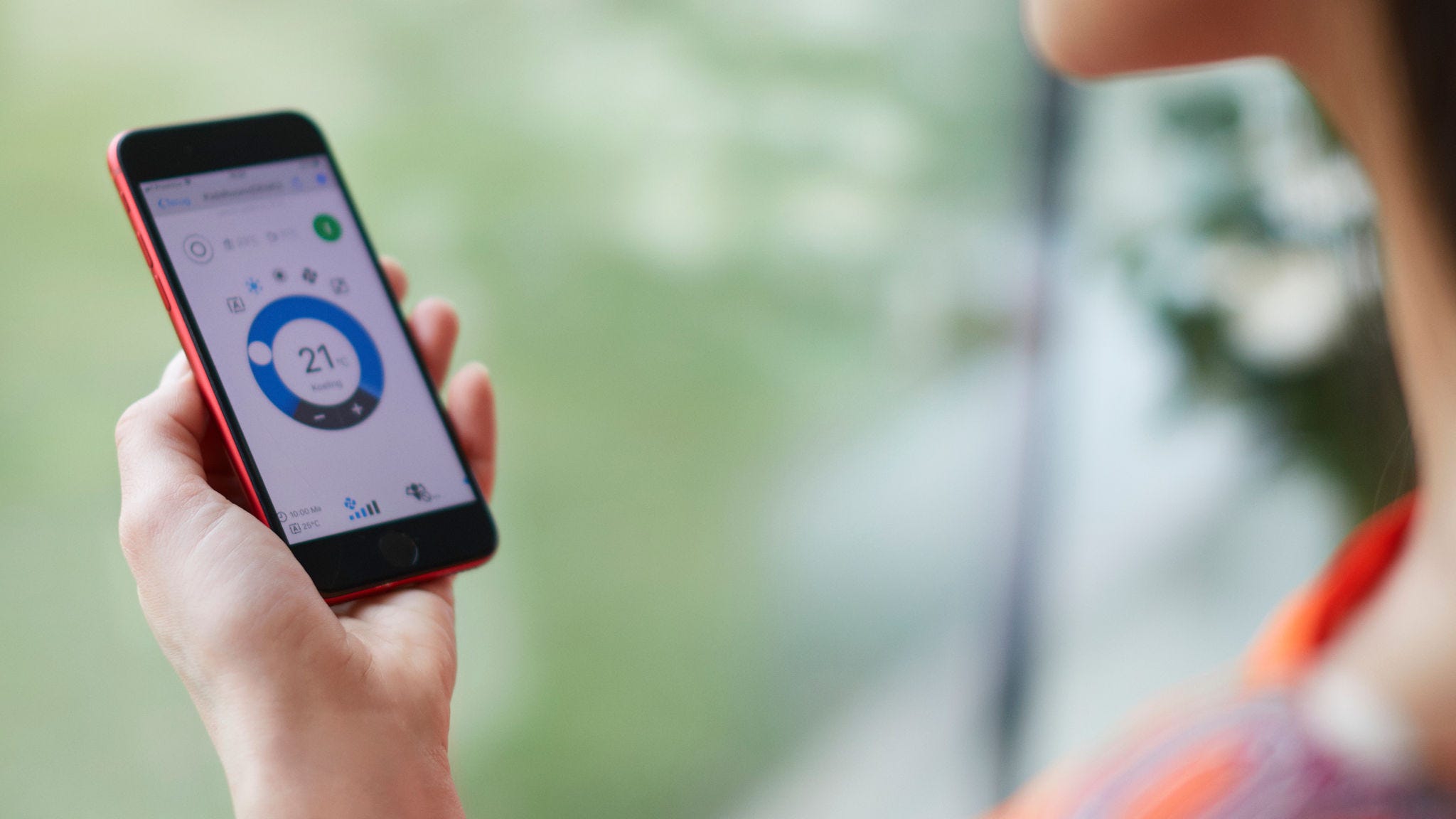 Žena koristi aplikaciju za upravljanje grejanjem