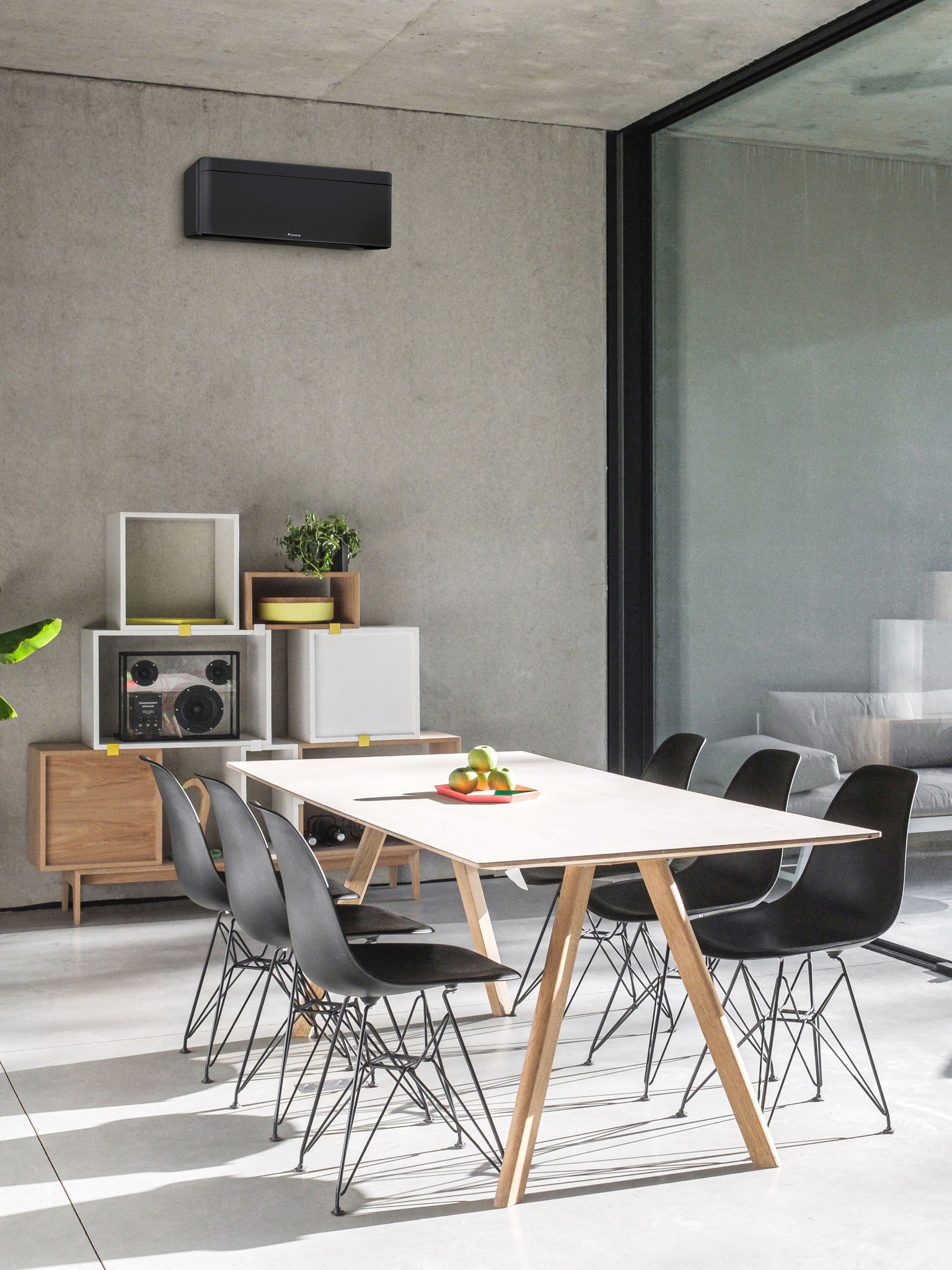 Trpezarija sa velikim prozorom i instaliranom zidnom toplotnom pumpom vazduh-vazduh