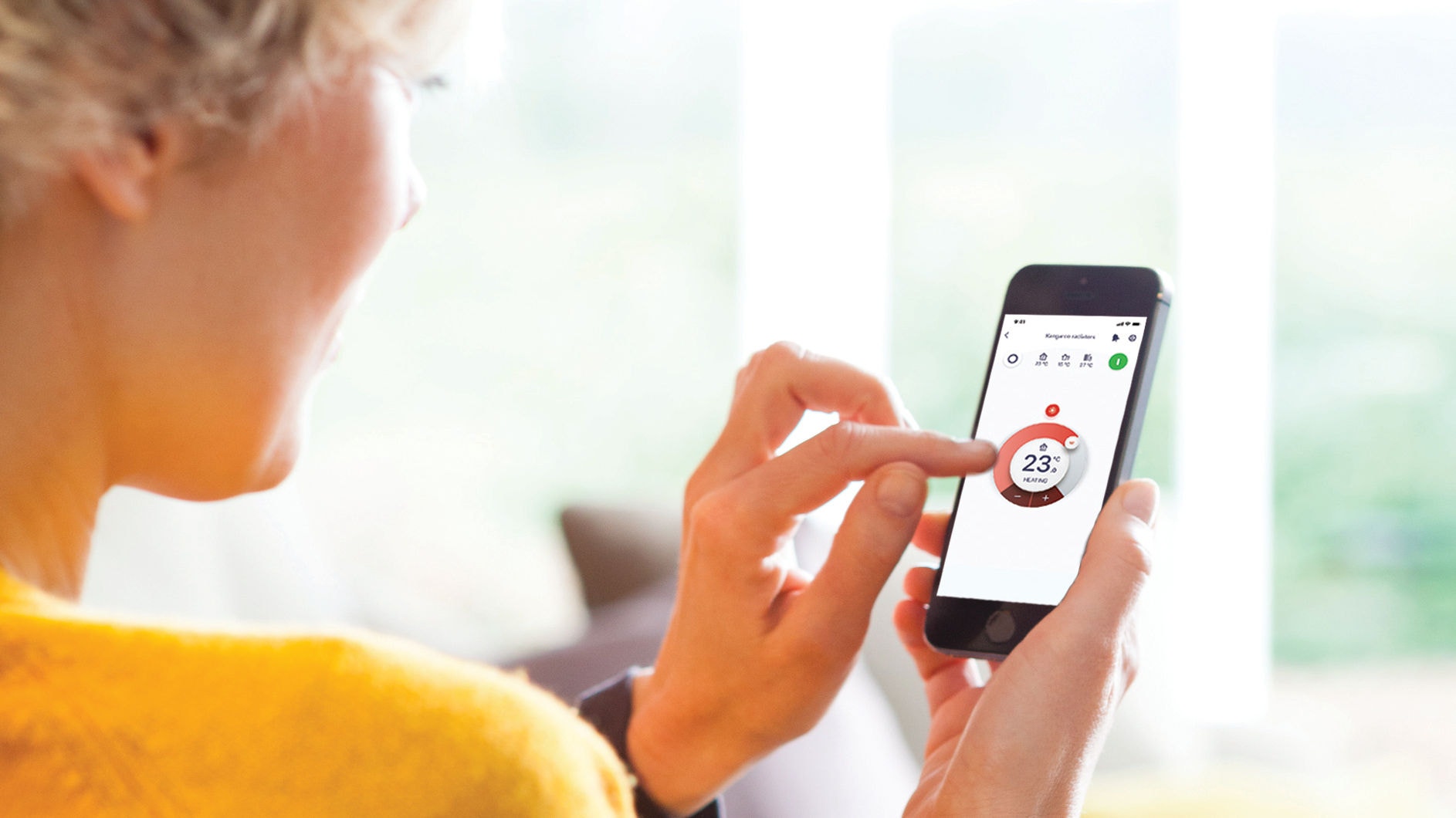 Žena upotrebljava aplikaciju Onecta na svom pametnom telefonu