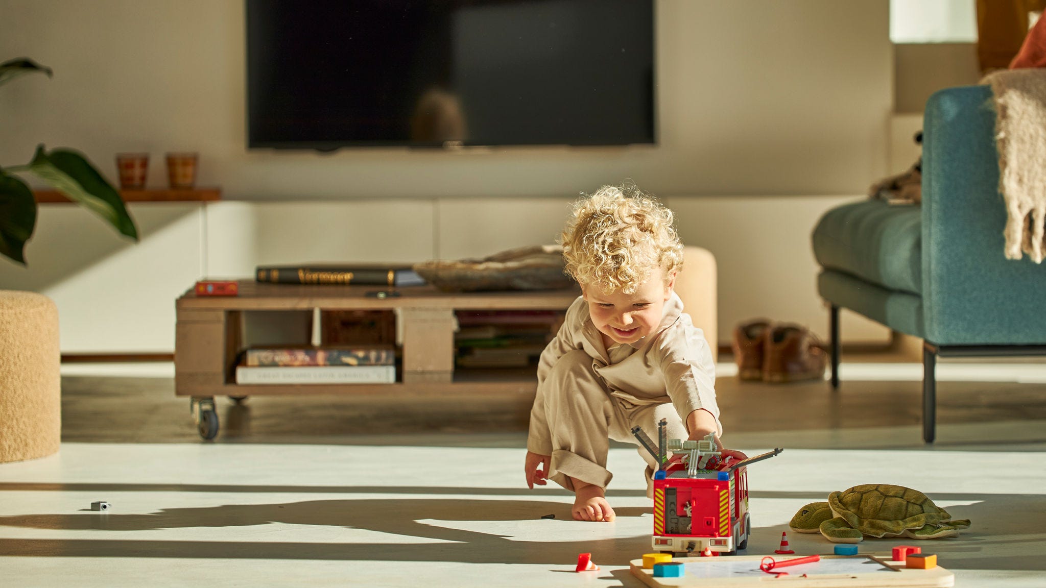 Dete koje se igra svojim igračkama