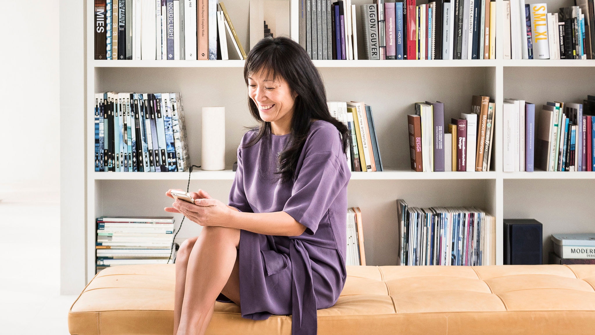 Žena koristi Onecta aplikaciju za kontrolu grejanja, hlađenja i proizvodnje tople vode u svom domu