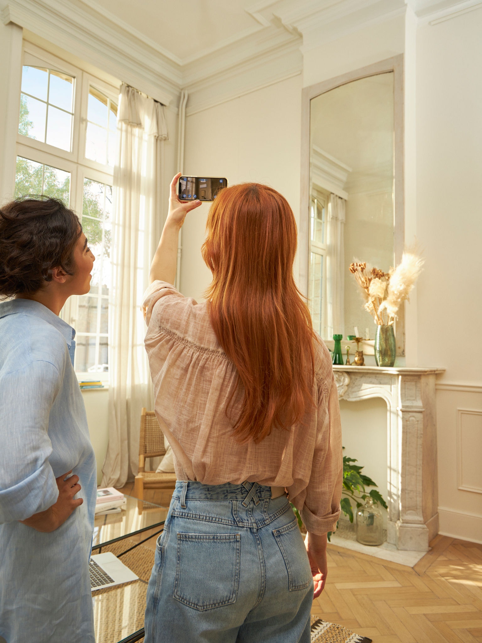 Žena fotografiše svojim telefonom
