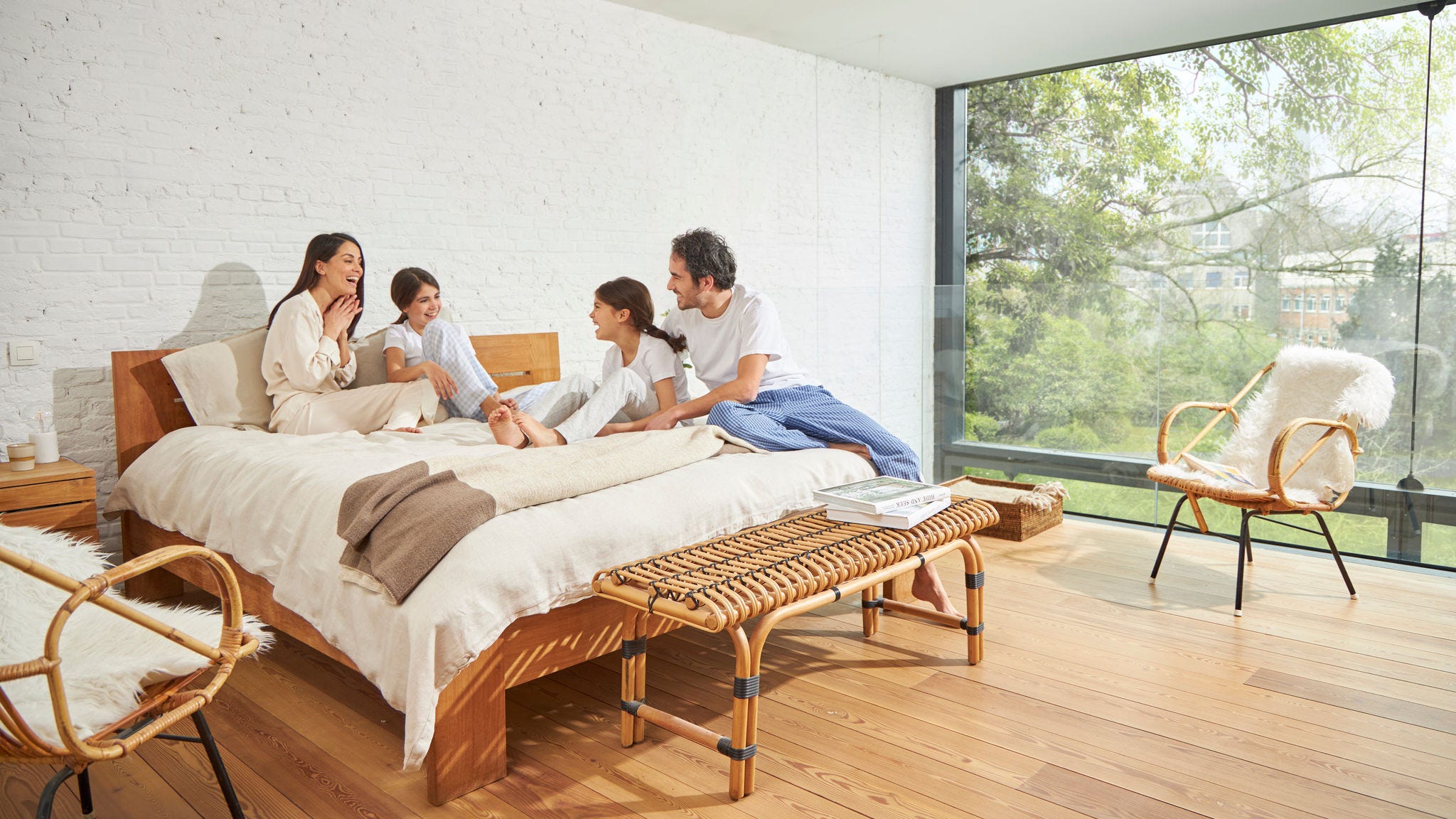 Četveročlana porodica koja uživa u svežem vazduhu u dnevnoj sobi zahvaljujući ventilaciji