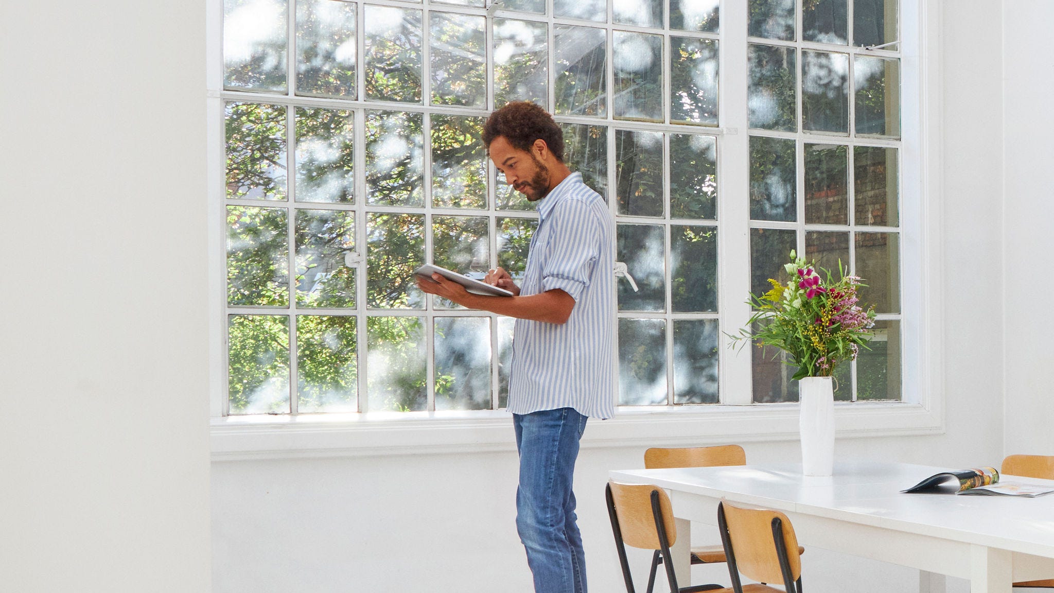 Muškarac istražuje Daikinove toplotne pumpe za zamenu postojećeg sistema grejanja