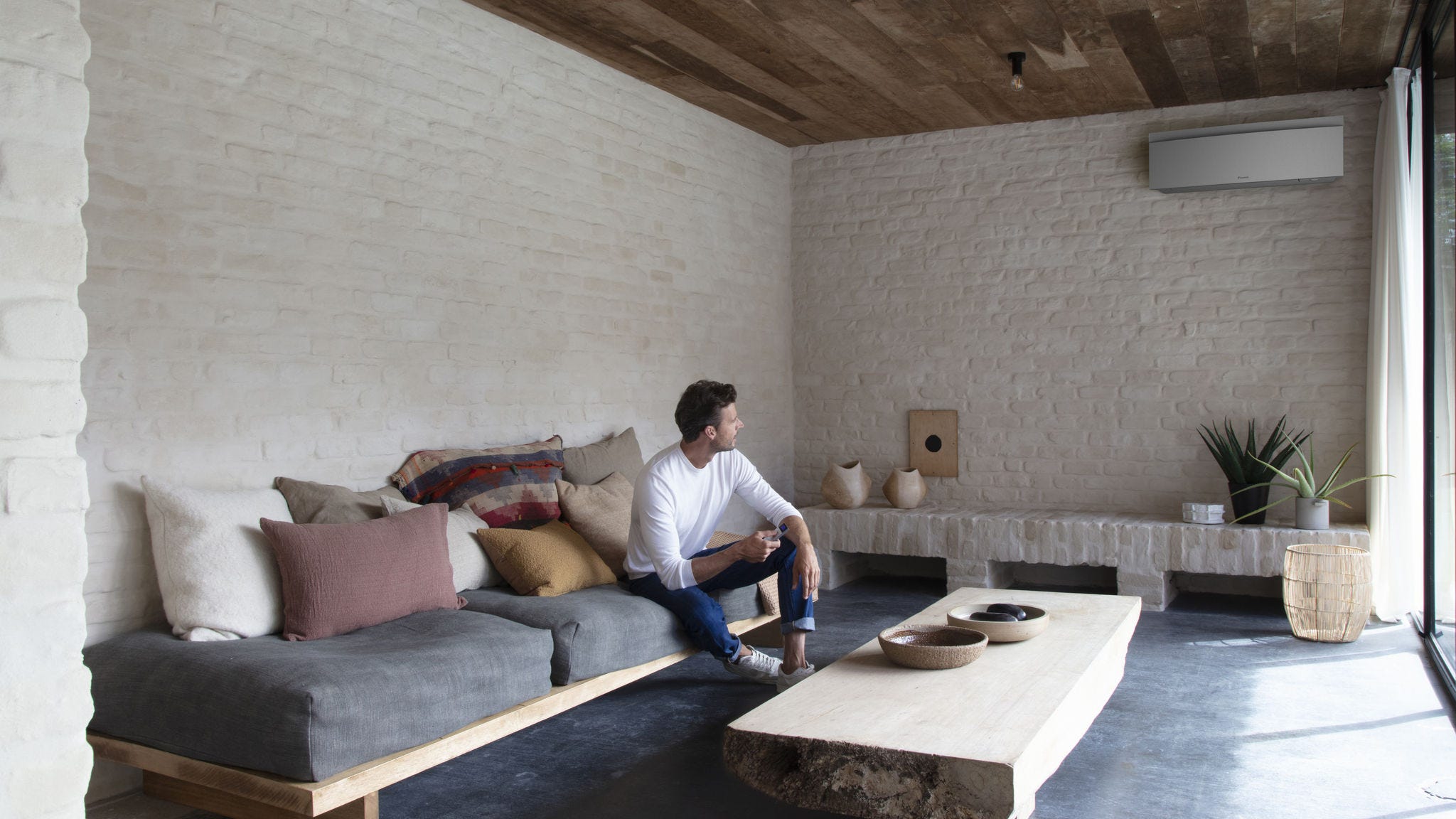 Instalater postavlja Stylish unutrašnju jedinicu na zid