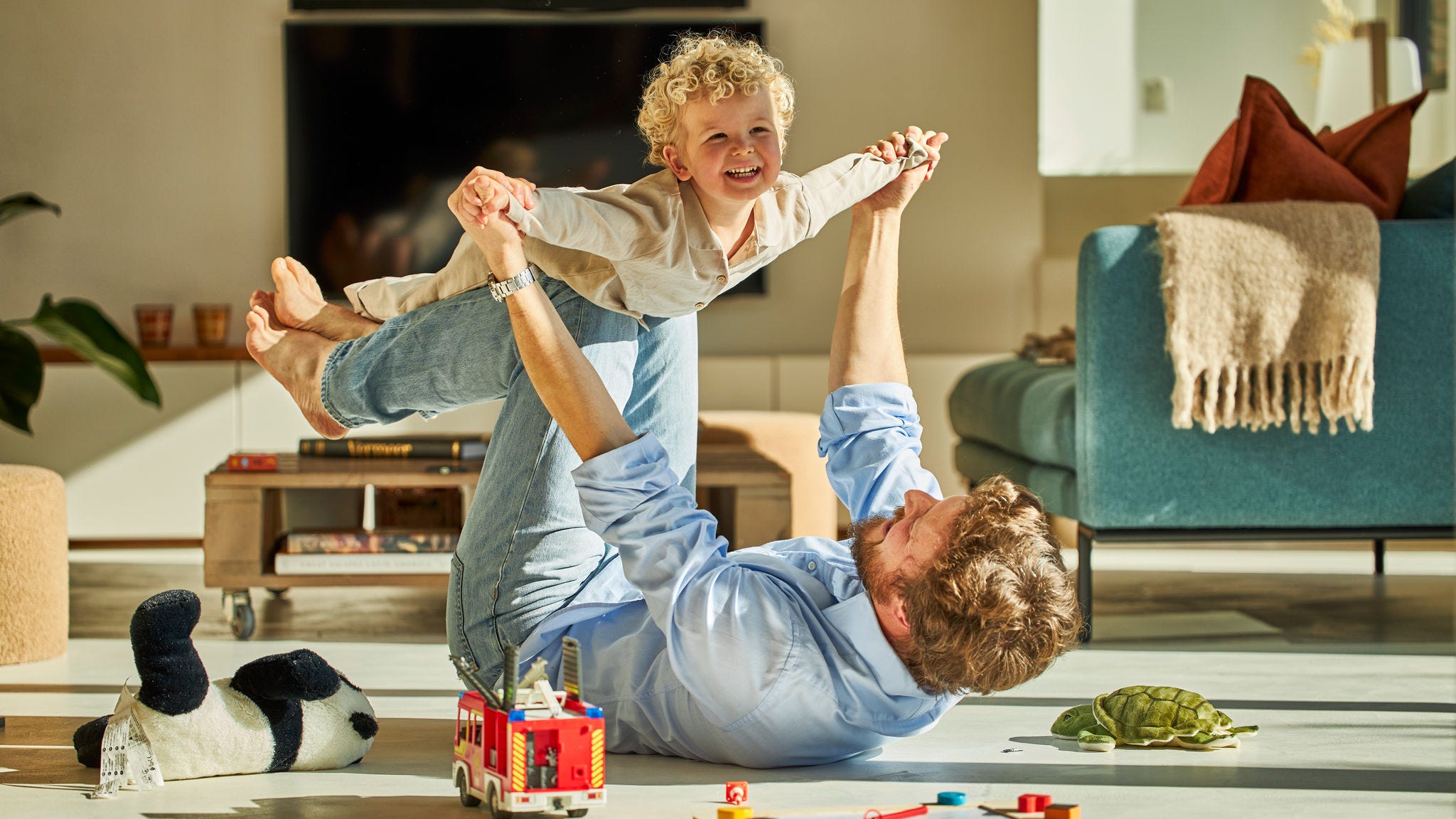 Otac i dete se igraju i uživaju u rashlađenom vazduhu