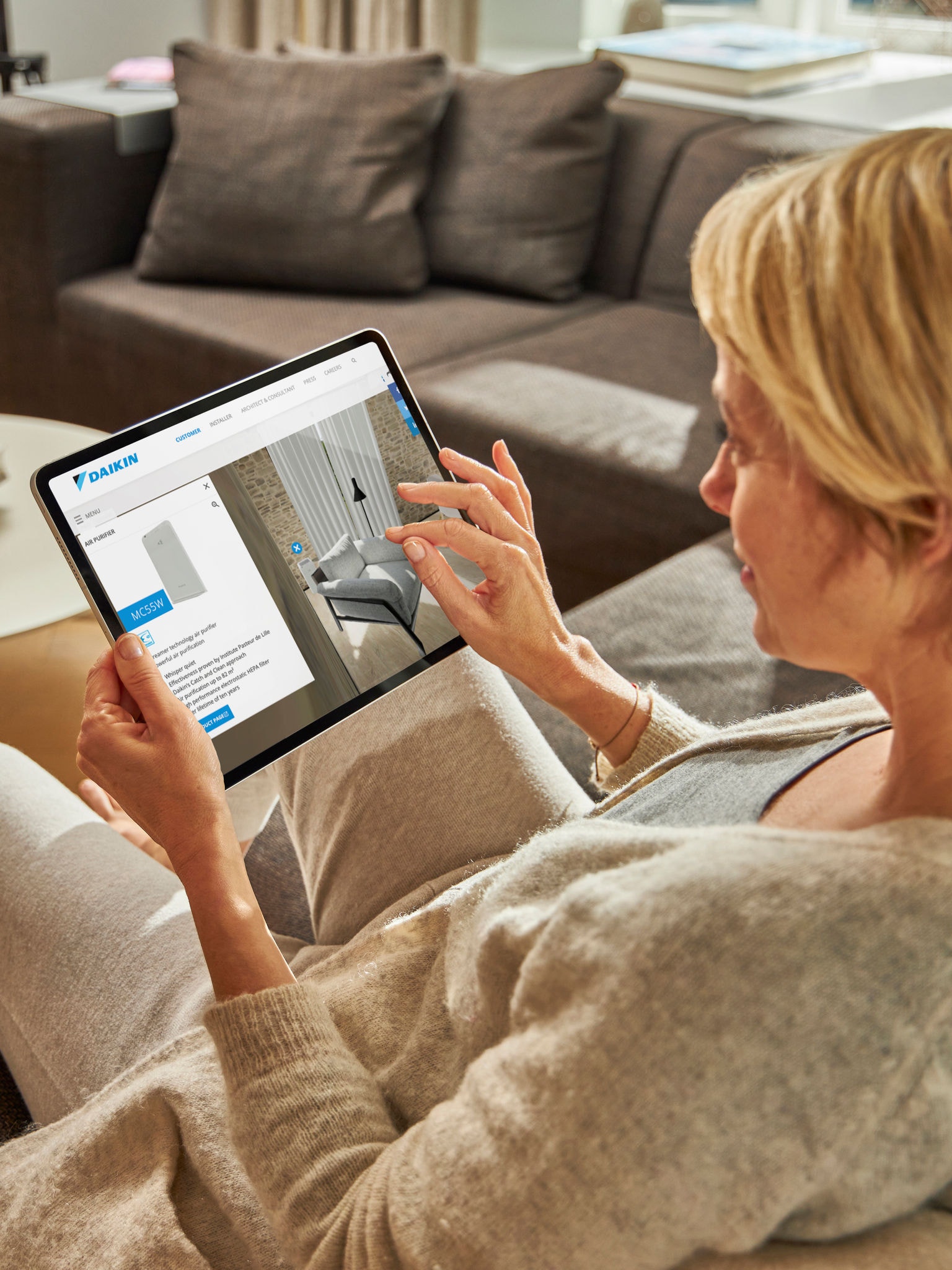 Osoba posećuje virtualni experience centar za pregled prečistača vazduha na tablet uređaju