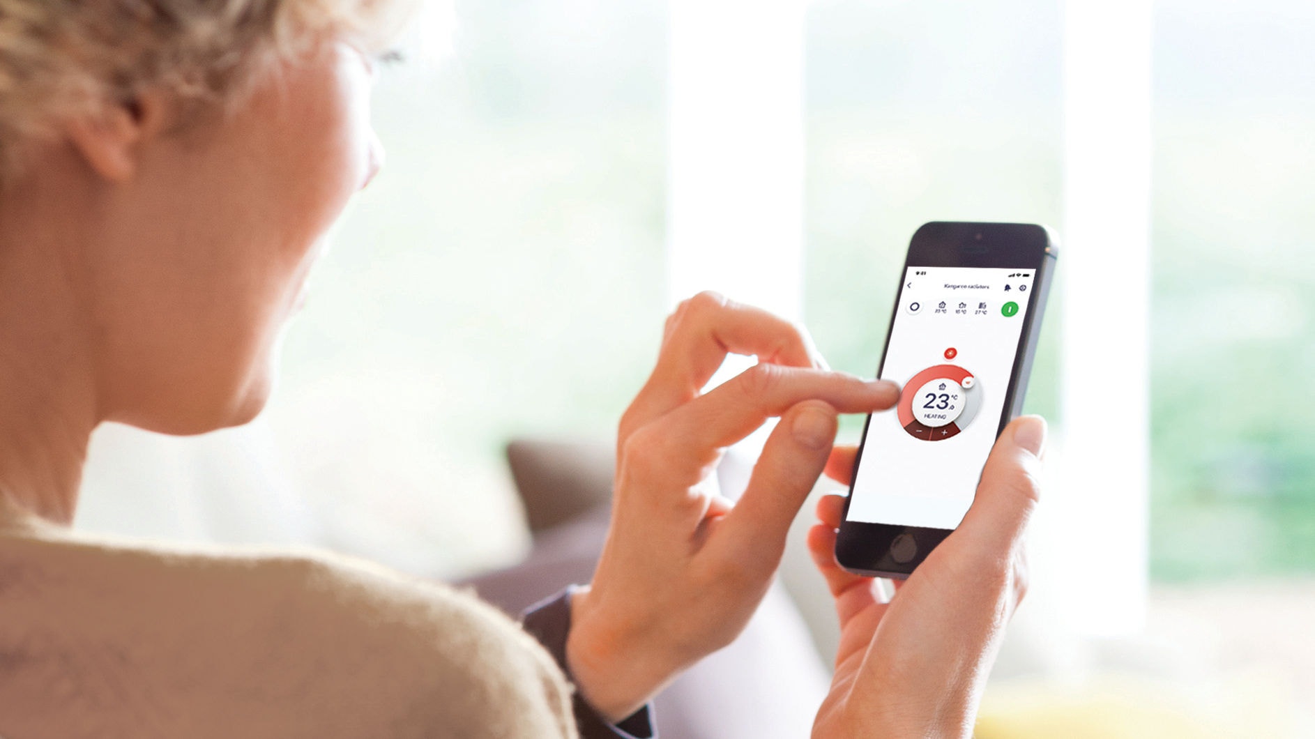 Žena upotrebljava aplikaciju Onecta na svom pametnom telefonu