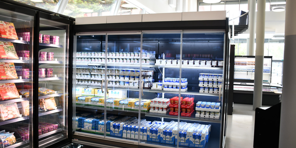 prikaz rashladne vitrine sa sirom