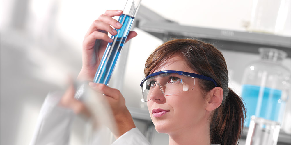 Žena radi u laboratoriji