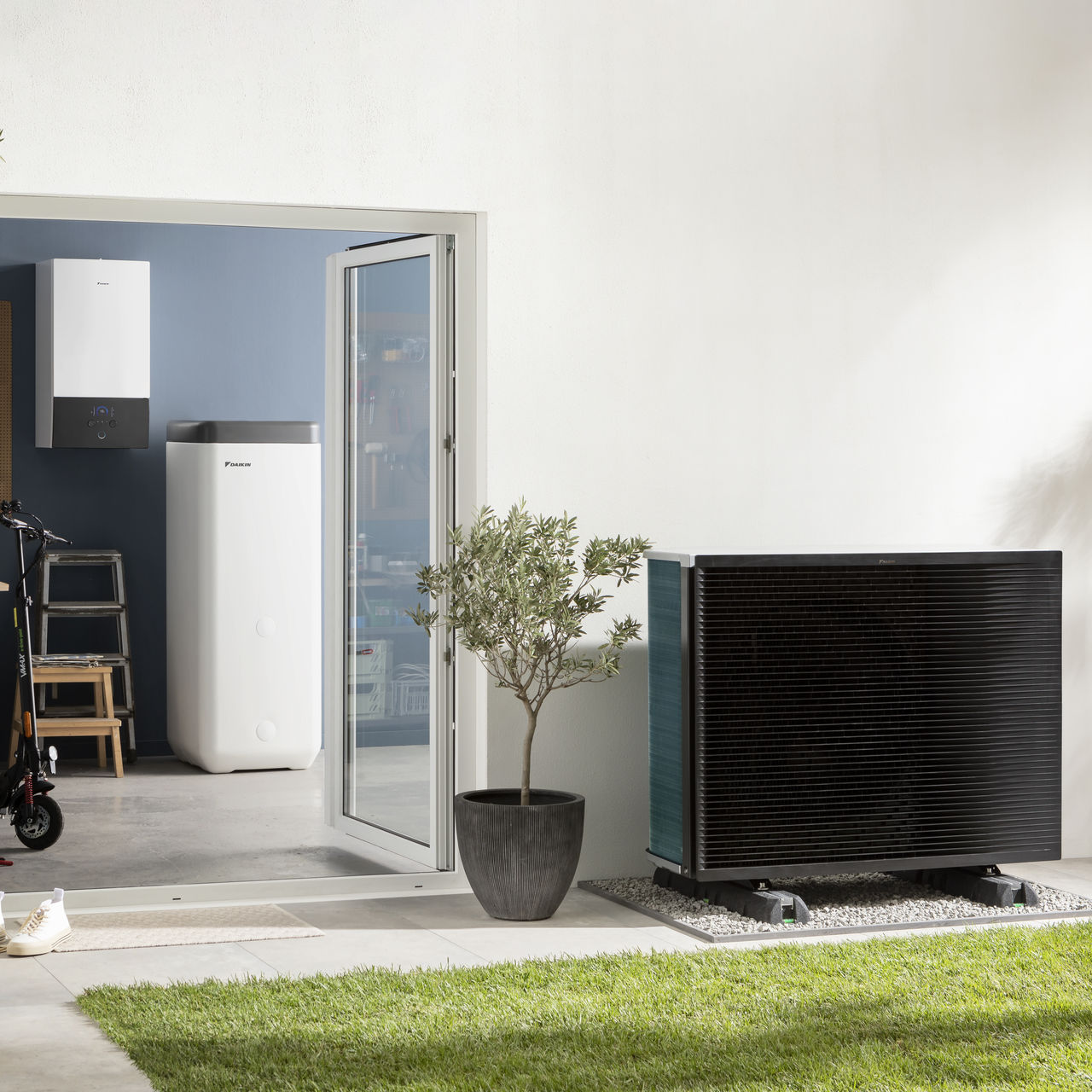 Spoljna jedinica toplotne pumpe u dvorištu
