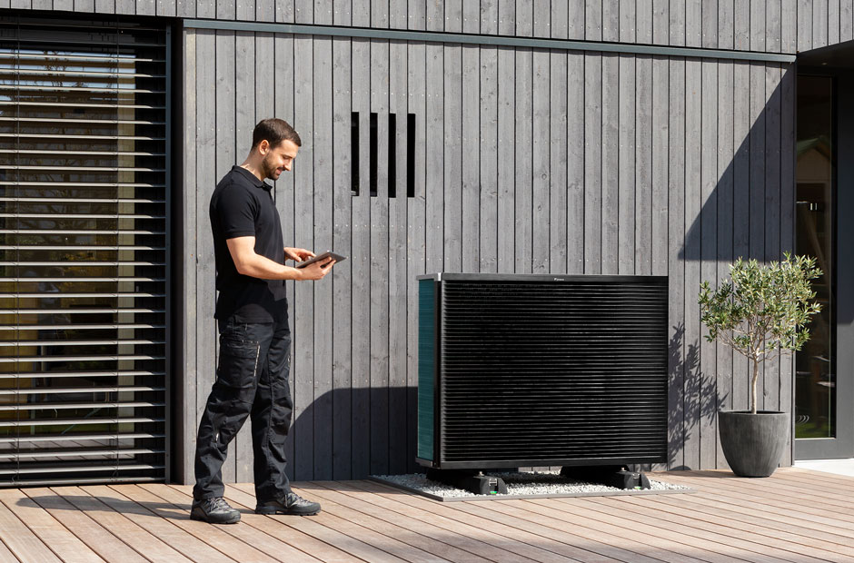 Instalater sa Daikin Altherma spoljnom jedinicom